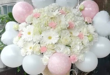 30 white pink flowers basket surrounded with 10 air balloons